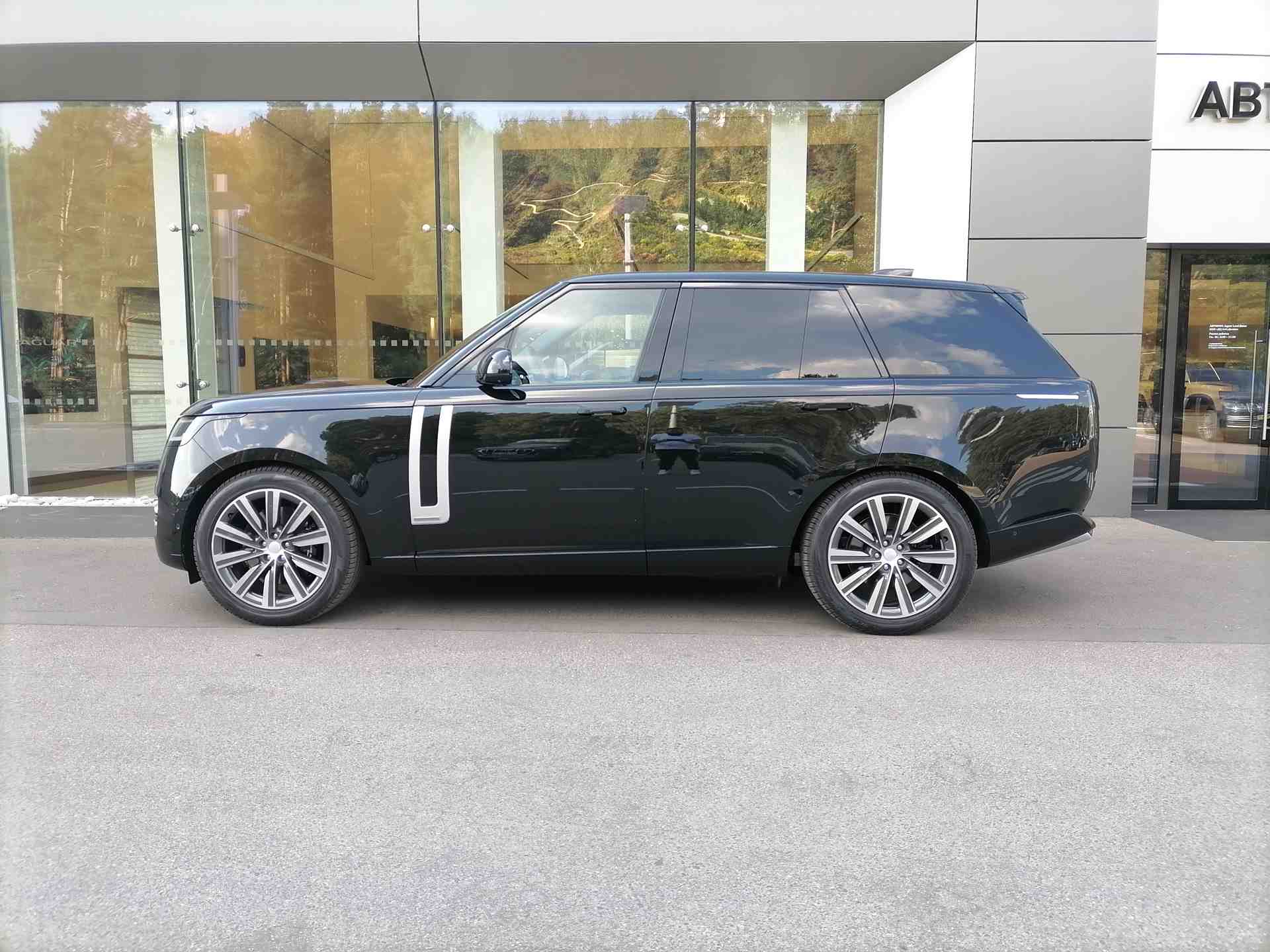Автомобиль Land Rover Range Rover V поколение 4.4 AT 4WD (530 л.с.) Autobiography Черный 2022 новый