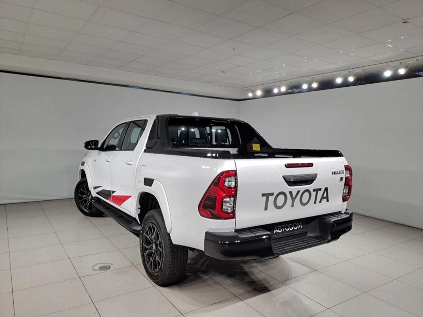 Автомобиль Toyota Hilux VIII [рестайлинг] 2.8d AT 4WD (200 л.с.) Adventure Белый 2023 с пробегом 131 км