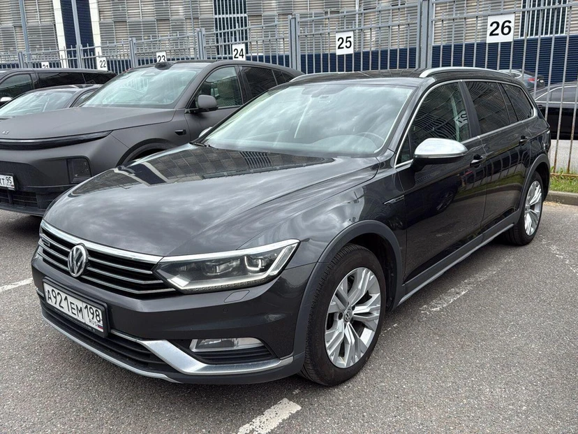 Volkswagen Passat VIII поколение (B8) 2.0 AMT 4WD (220 л.с.) Alltrack Чёрный 2018 с пробегом 113 992 км