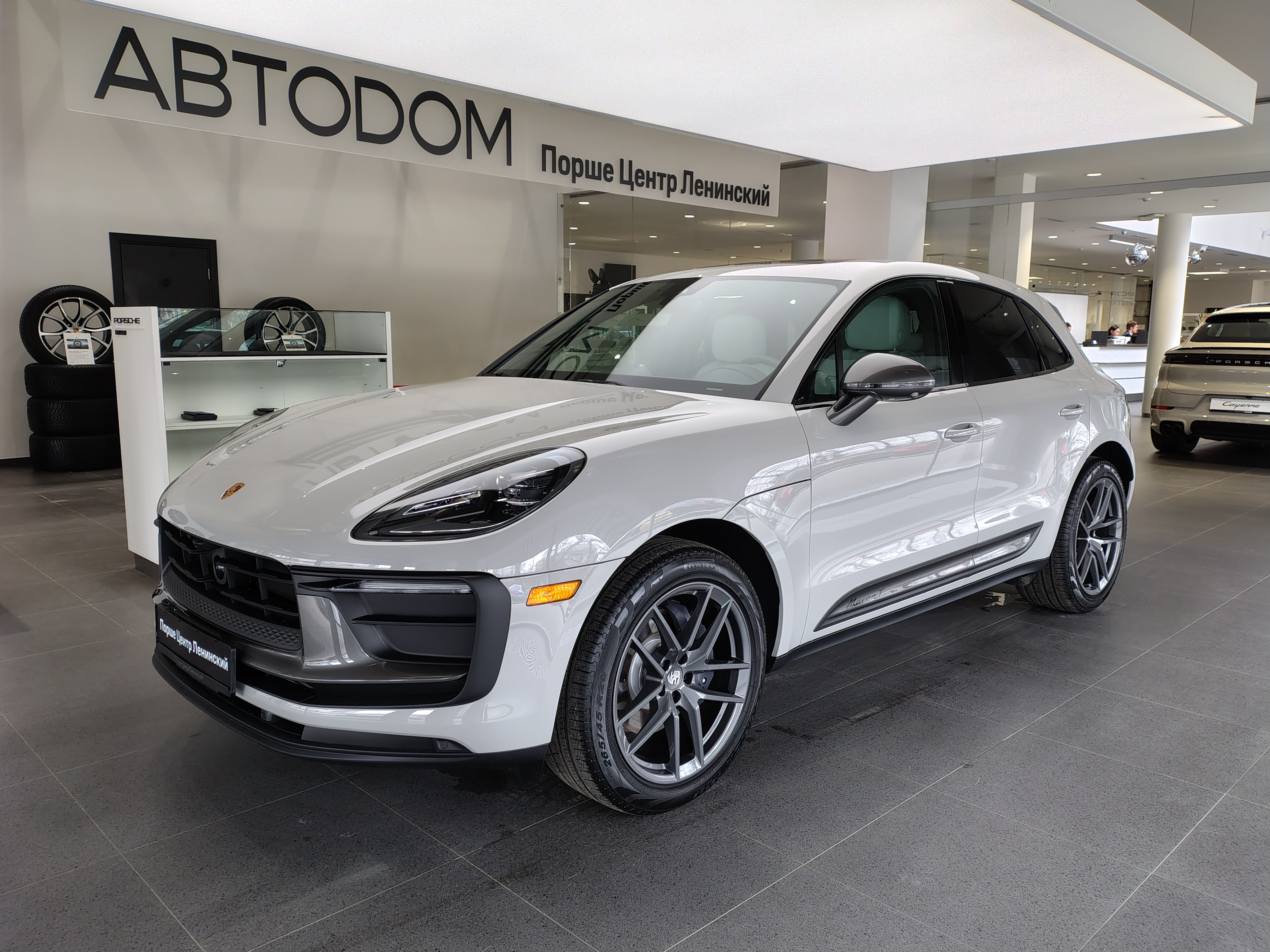 Автомобиль Porsche Macan I [2-й рестайлинг] 2.0 AMT 4WD (265 л.с.) T Серый 2025 