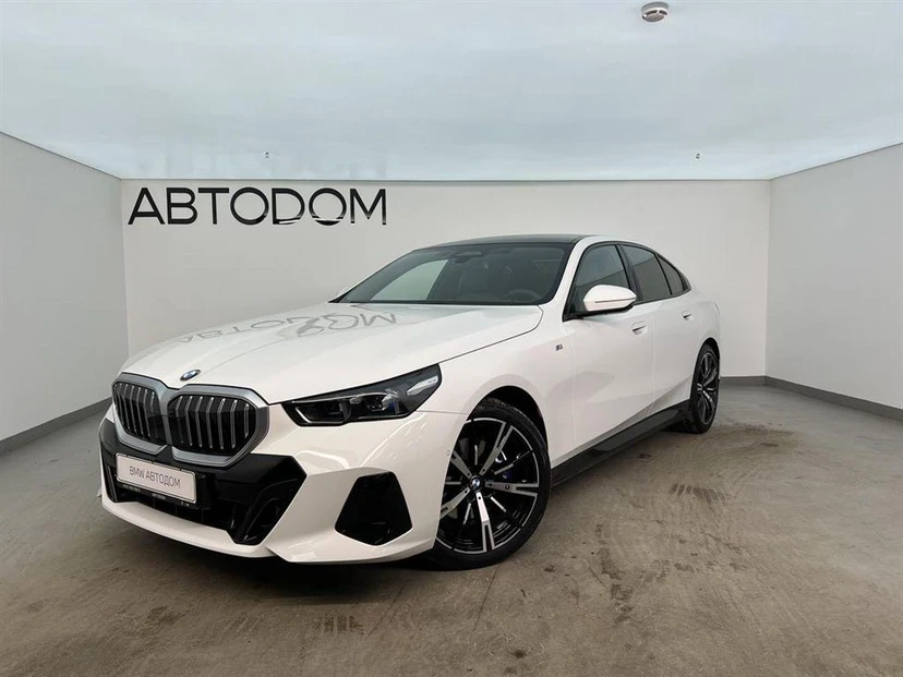 BMW 5 серии VIII поколение (G60) 2.0 AT 4WD (258 л.с.) Base Белый 2023 с пробегом 10 316 км