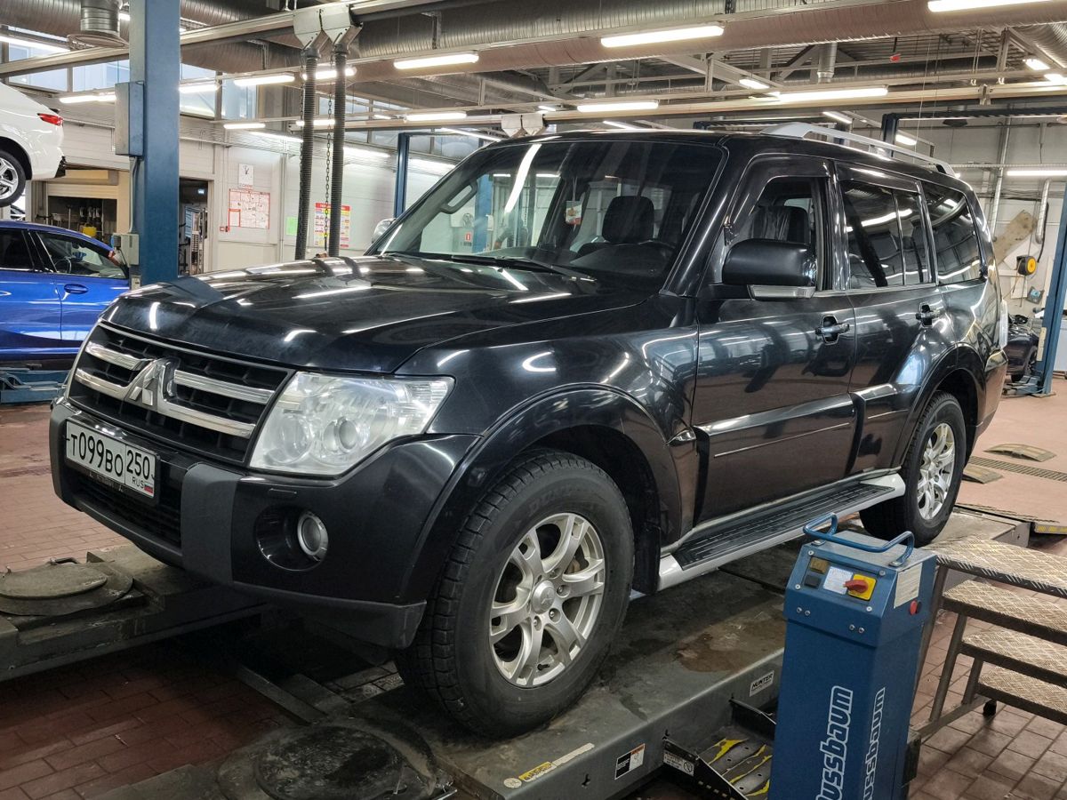 Автомобиль Mitsubishi Pajero IV поколение 3.2d AT 4WD (190 л.с.) Base Чёрный 2008 с пробегом 338 656 км