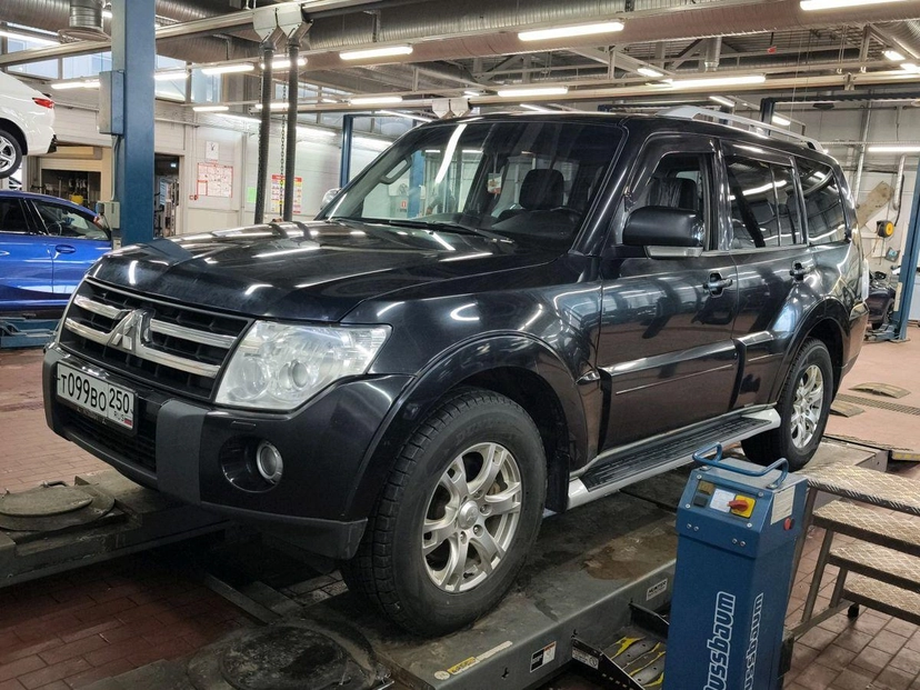 Автомобиль Mitsubishi Pajero IV поколение 3.2d AT 4WD (190 л.с.) Base Чёрный 2008 с пробегом 338 656 км