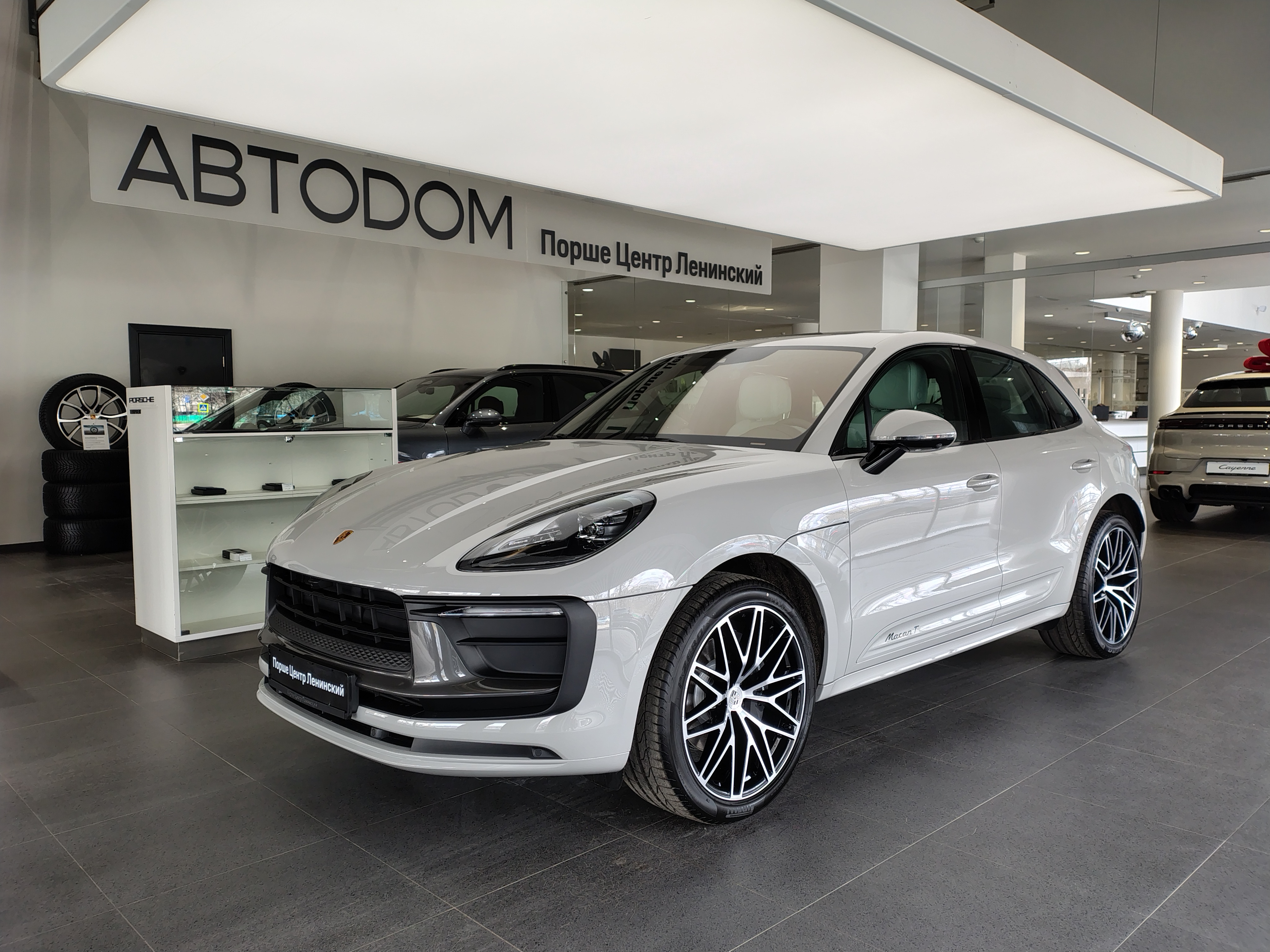 Автомобиль Porsche Macan I [2-й рестайлинг] 2.0 AMT 4WD (265 л.с.) T Серый 2026 