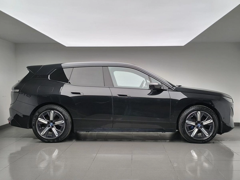 Автомобиль BMW iX I поколение (I20) Electro AT 4WD (240 кВт) Atelier Base Чёрный 2022 с пробегом 74 855 км