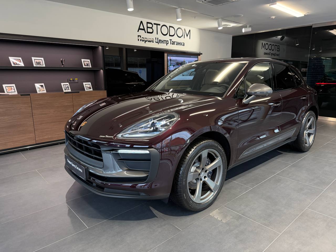 Автомобиль Porsche Macan I [2-й рестайлинг] 2.0 AMT 4WD (265 л.с.) T Красный 2025 