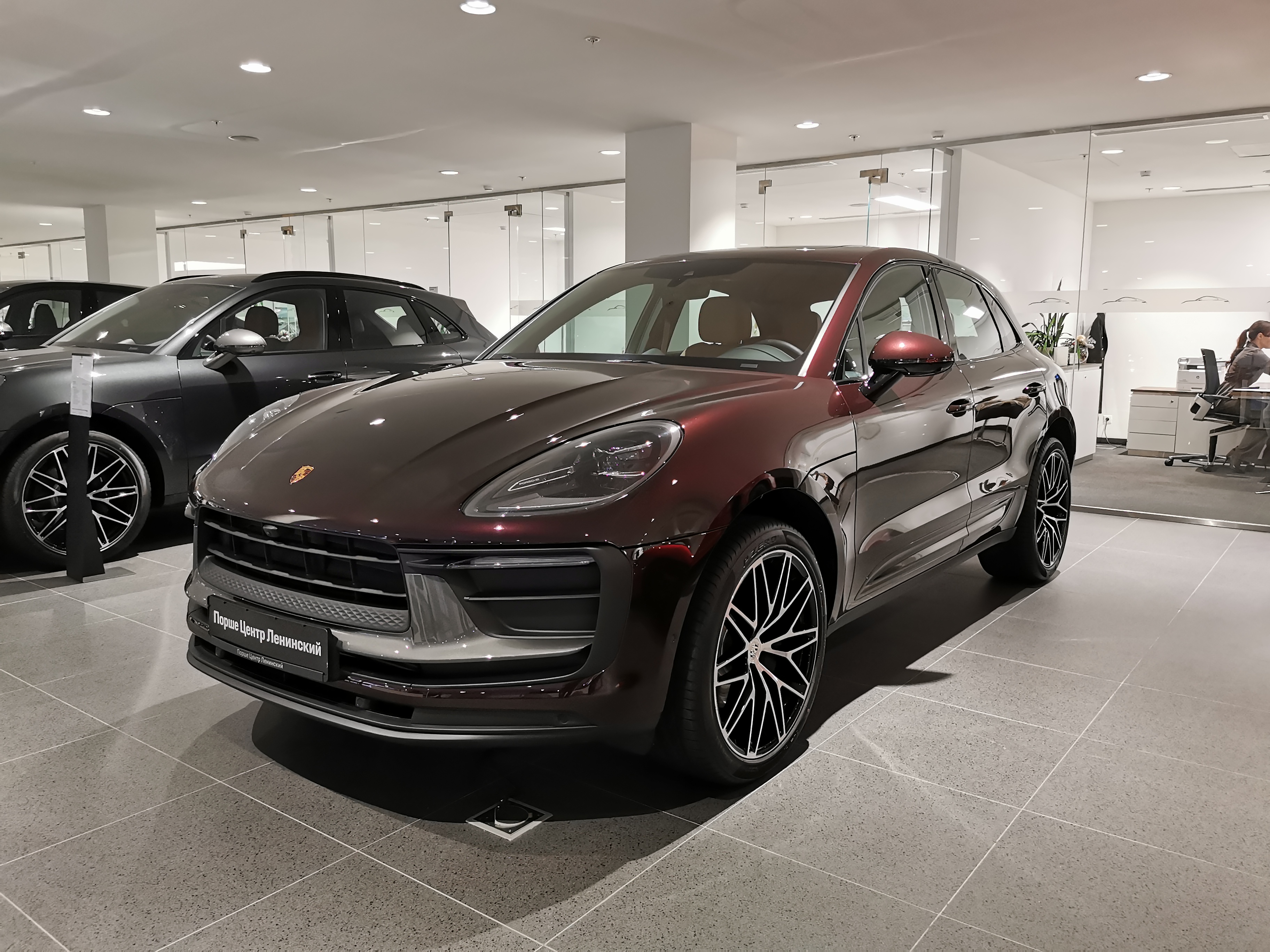 Автомобиль Porsche Macan I [2-й рестайлинг] 2.0 AMT 4WD (265 л.с.) T Красный  