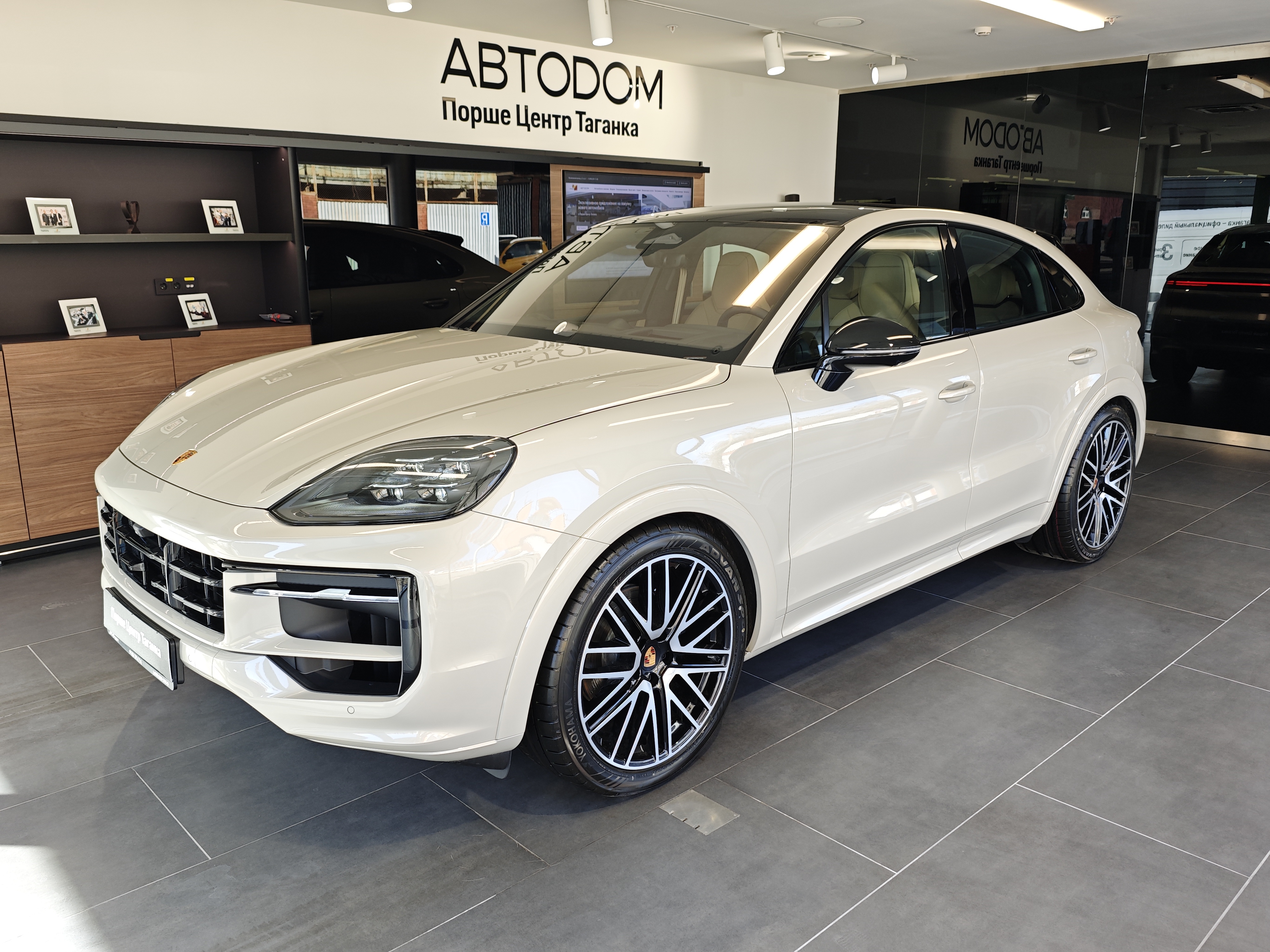 Автомобиль Porsche Cayenne III [рестайлинг] 3.0 AT 4WD (353 л.с.) Black Edition Бежевый 2025 