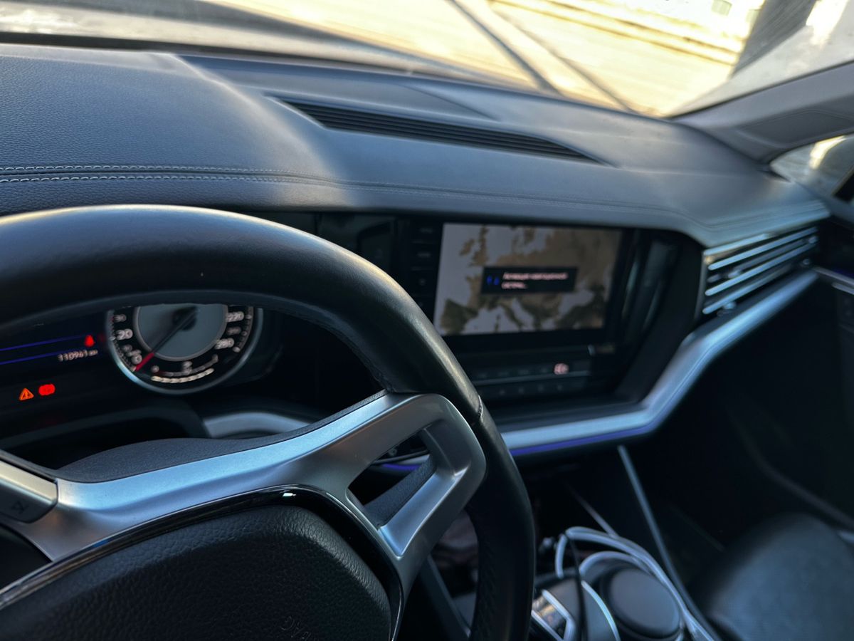 Автомобиль Volkswagen Touareg III поколение 2.0 AT 4WD (249 л.с.) Base Чёрный 2019 с пробегом 110 000 км