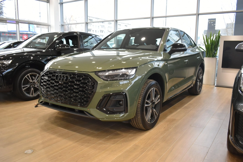 Автомобиль Audi Q5 Sportback I поколение (FY) 2.0 AMT 4WD (245 л.с.) 45 TFSI quattro S tronic Зелёный 2025