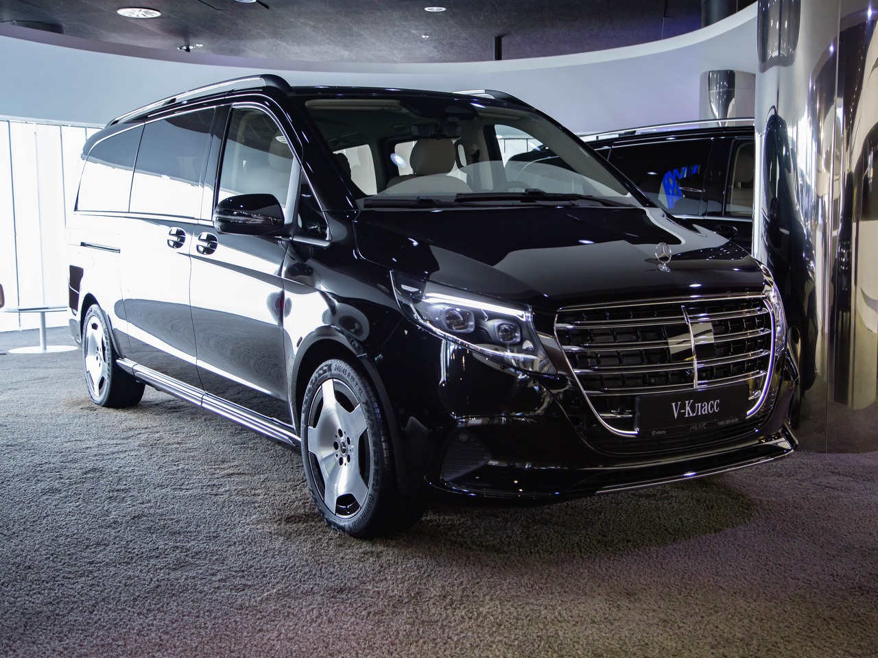 Mercedes-Benz V-Класс II (W447) [2-й рестайлинг] 2.0d AT 4Matic Extra Long (237 л.с.) Exclusive Чёрный 2026 
