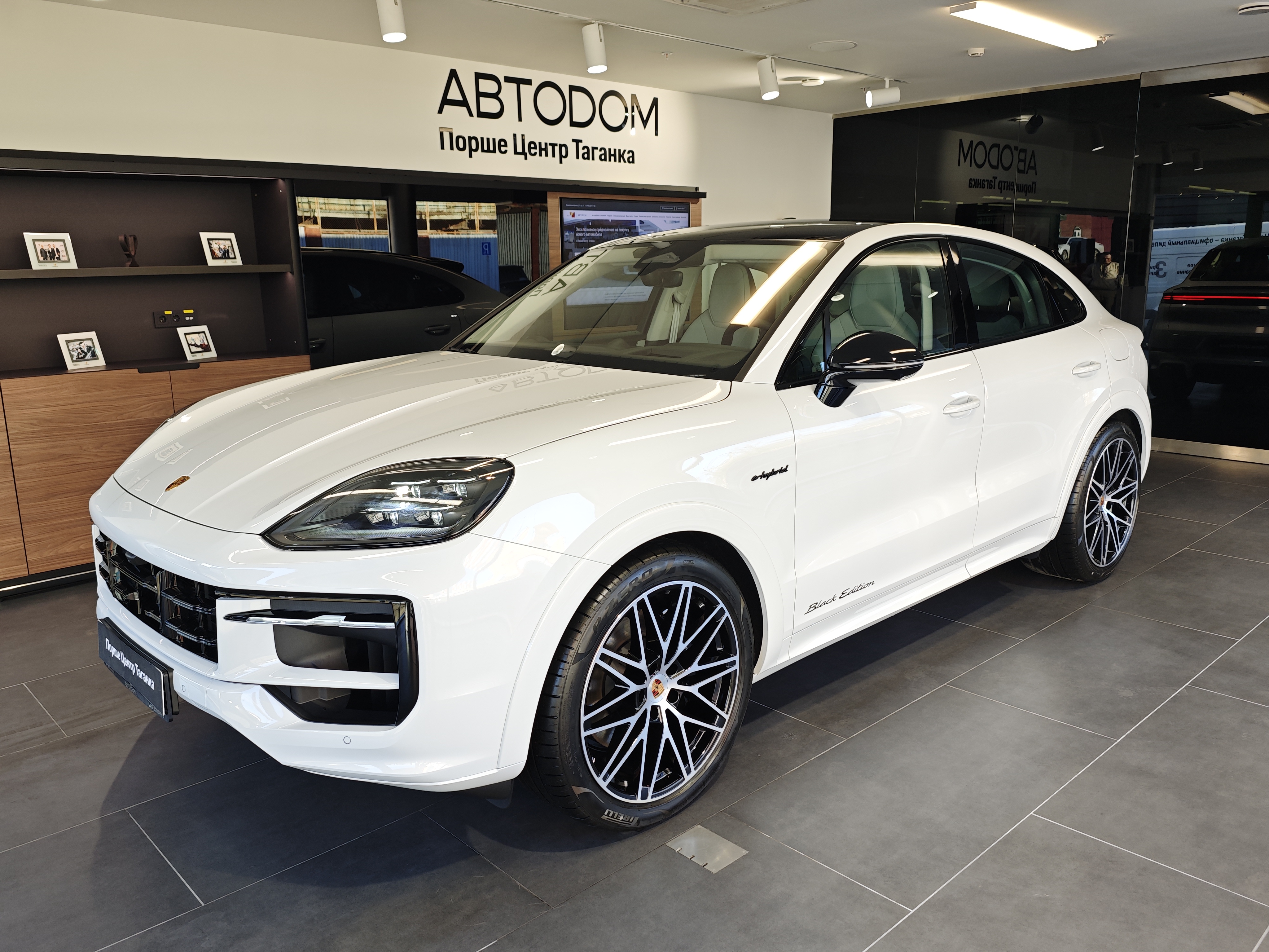 Автомобиль Porsche Cayenne III [рестайлинг] 3.0hyb AT 4WD (470 л.с.) Black Edition Белый 2025 