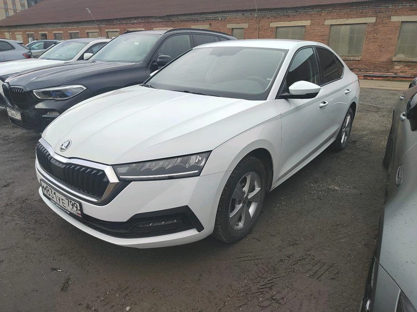 Автомобиль Skoda Octavia IV поколение (A8) 1.4 AMT (150 л.с.) Base Белый 2021 с пробегом 51 704 км