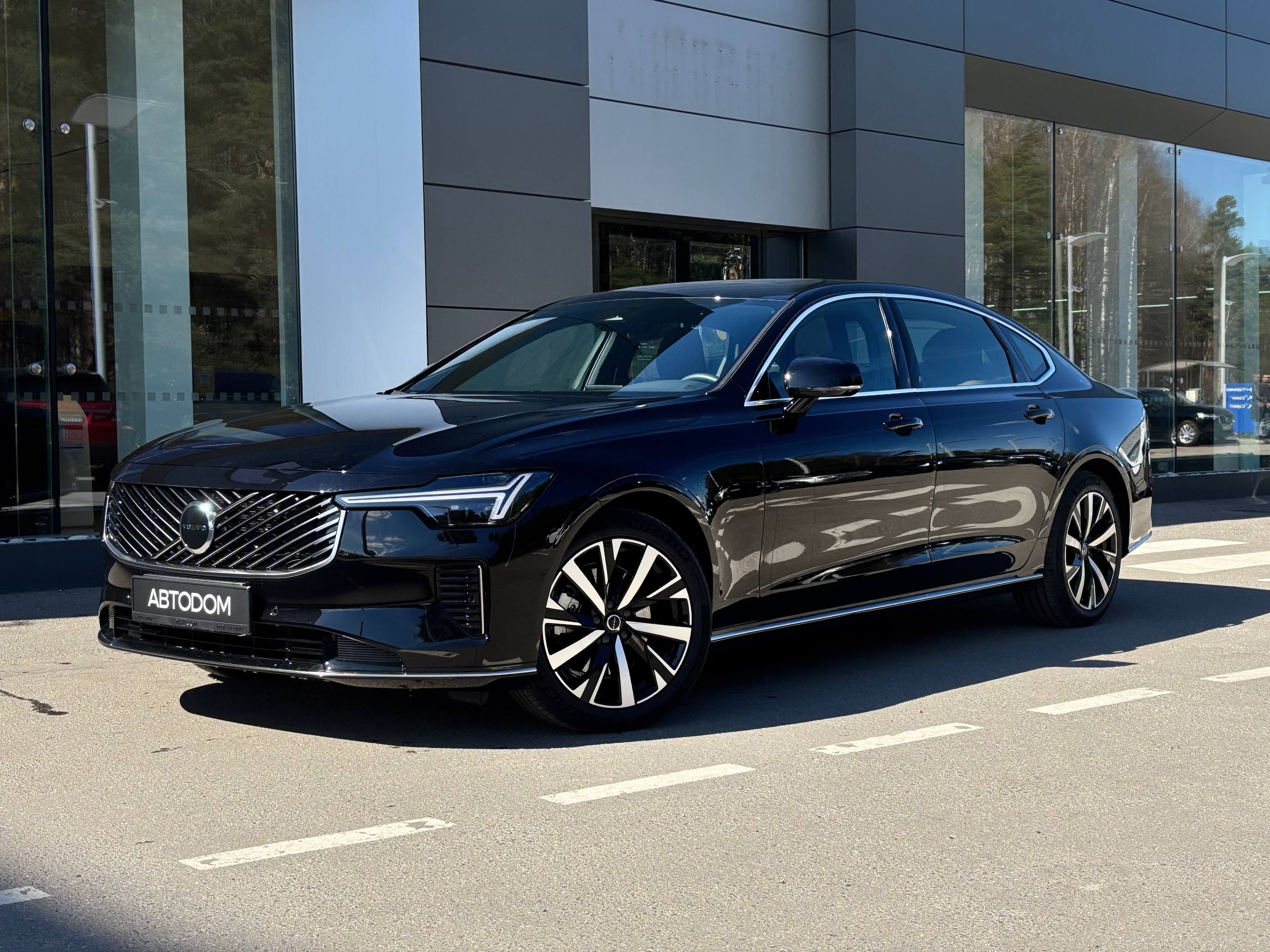 Volvo S90 II [2-й рестайлинг] 2.0 AT (250 л.с.) Zhiyi Deluxe Чёрный 2025 