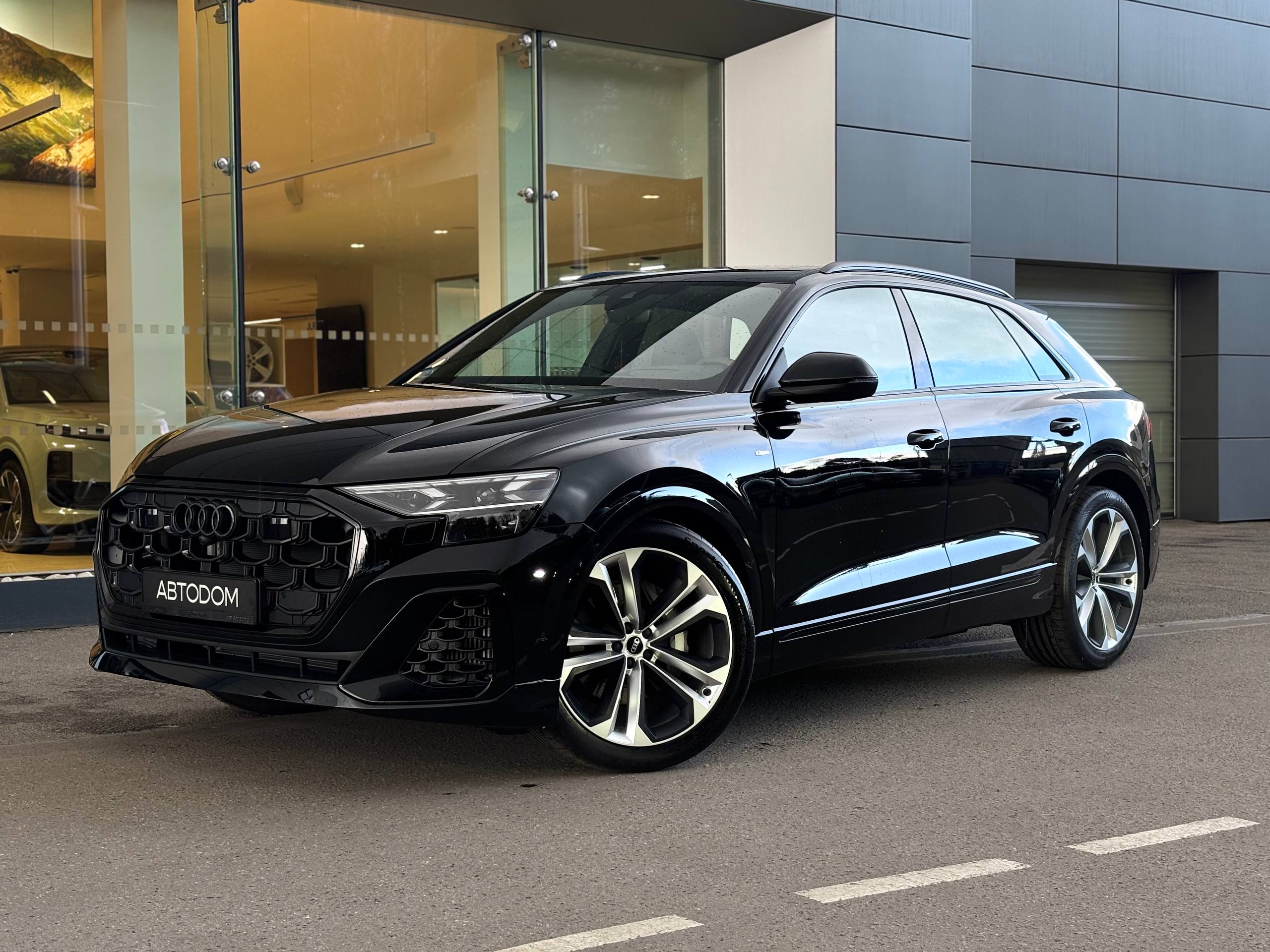 Автомобиль Audi Q8 I (4M) [рестайлинг] 3.0 AT 4WD (340 л.с.) 55 ТФСИ Кватро типтроник Чёрный 2025 