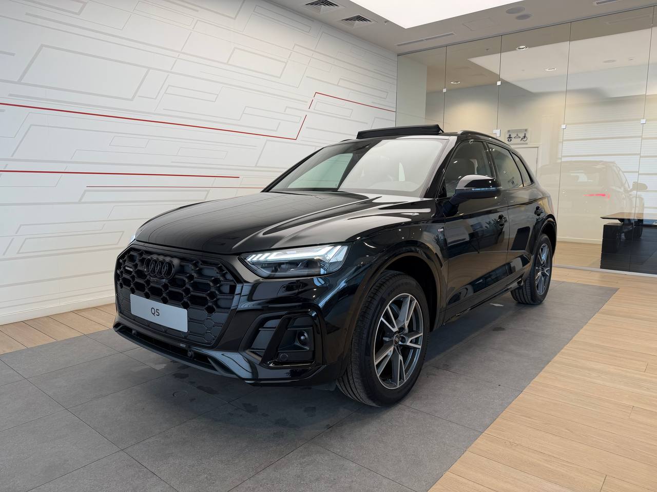 Автомобиль Audi Q5 II (FY) [рестайлинг] 2.0 AMT 4WD (249 л.с.) 45 TFSI quattro S tronic Чёрный 2025 