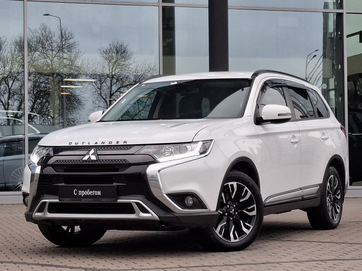 Mitsubishi Outlander III [3-й рестайлинг] 2.0 CVT 4WD (146 л.с.) Intense+ (2018-2021) Белый 2022 с пробегом 179 000 км