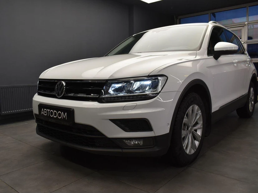 Автомобиль Volkswagen Tiguan II поколение 2.0 AMT 4WD (180 л.с.) Comfortline Серебристый 2017 с пробегом 99 308 км