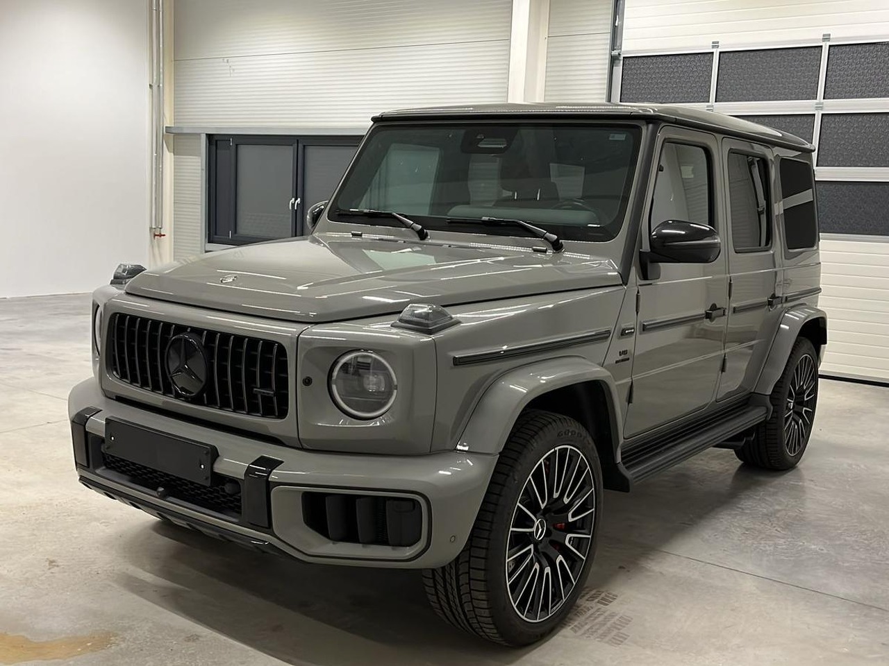 Автомобиль Mercedes-Benz G-Класс AMG II (W463) [рестайлинг] G 63 4.0 AT 4Matic (585 л.с.) AMG G 63 Серый 2025 