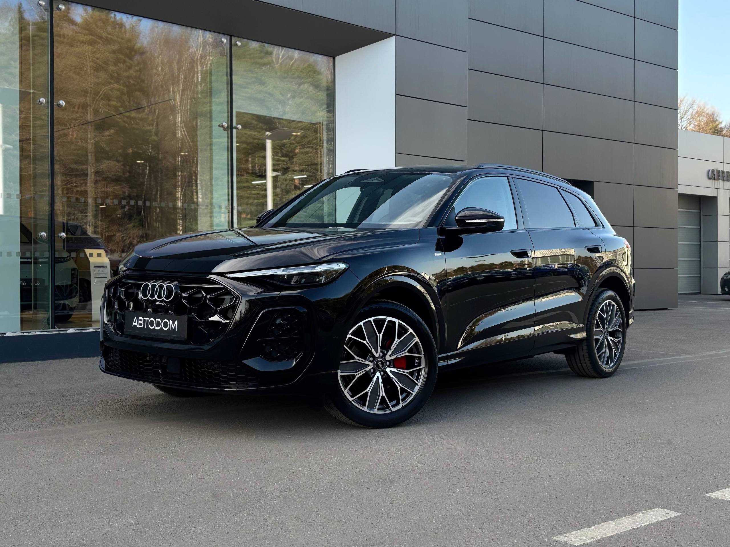 Автомобиль Audi Q5 III поколение 2.0 AMT 4WD (204 л.с.) 40 TFSI Quattro Чёрный 2025 
