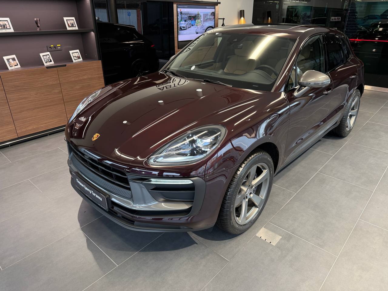 Автомобиль Porsche Macan I [2-й рестайлинг] 2.0 AMT 4WD (265 л.с.) T Красный 2025 