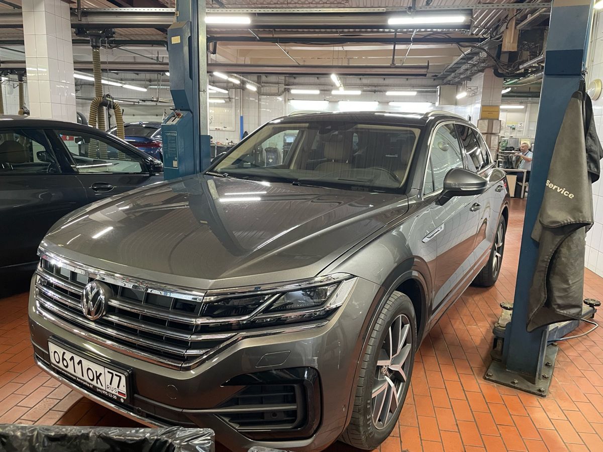 Volkswagen Touareg III поколение 3.0d AT 4WD (249 л.с.) R-Line Серый 2019 с пробегом 90 923 км