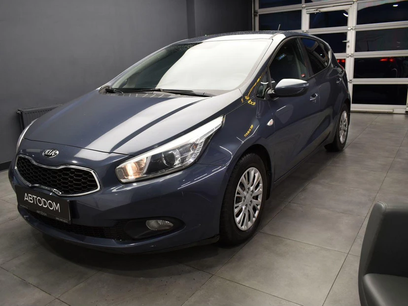 Kia Ceed II поколение 1.4 MT (100 л.с.) Classic (без опций обогрева) Синий 2012 с пробегом 121 217 км