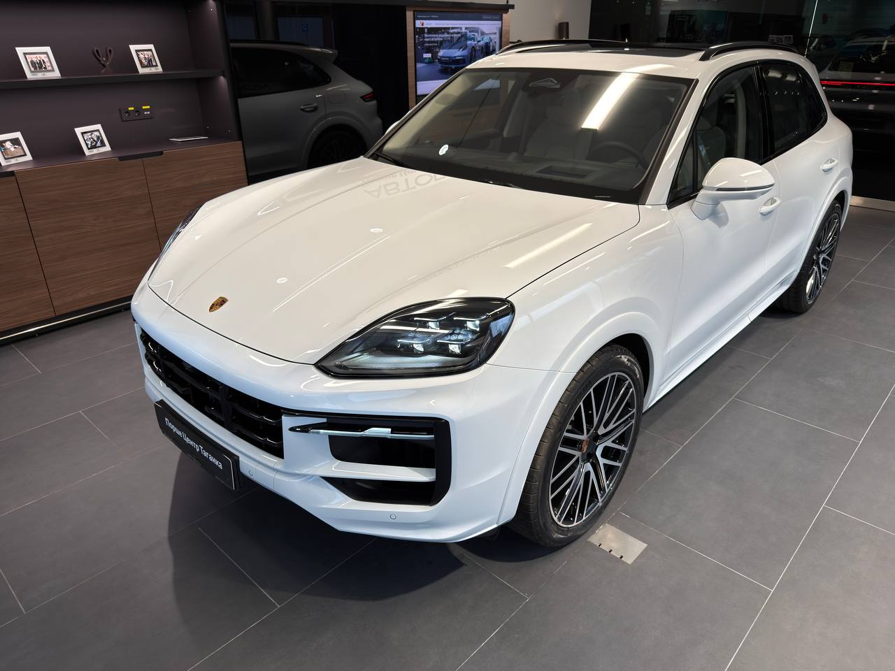 Автомобиль Porsche Cayenne III [рестайлинг] 3.0 AT 4WD (353 л.с.) Black Edition Белый 2025 