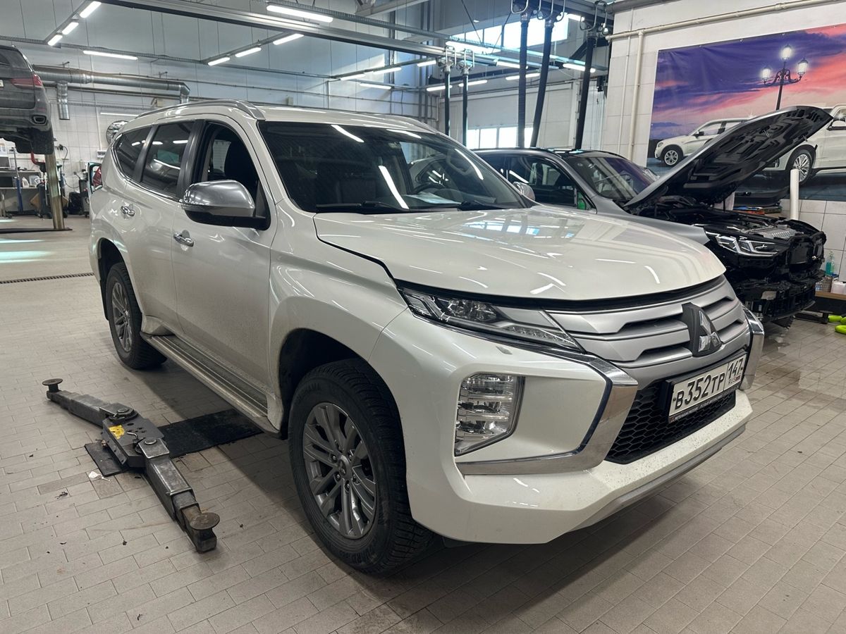 Автомобиль Mitsubishi Pajero Sport III [рестайлинг] 2.4d AT 4WD (181 л.с.) Instyle Белый 2022 с пробегом 96 032 км
