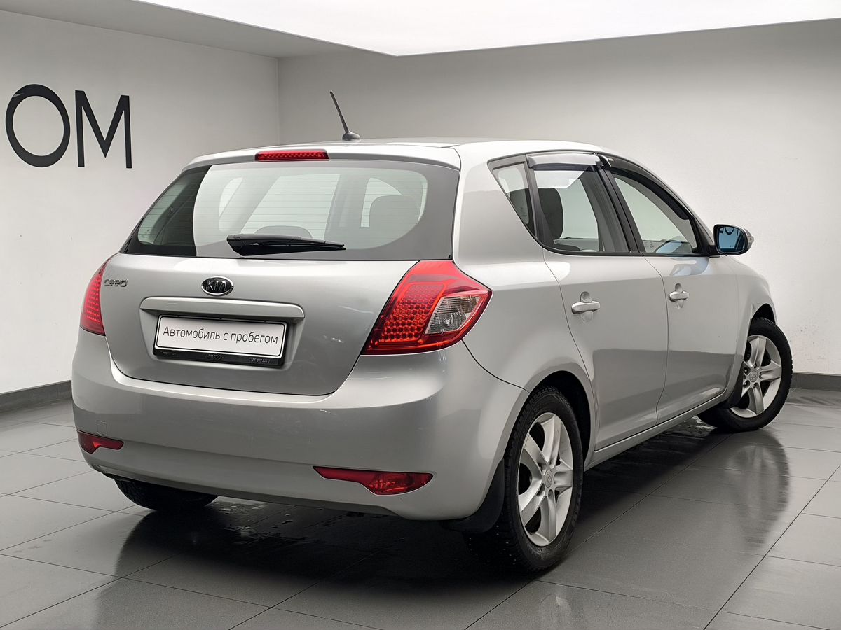 Автомобиль Kia Ceed I [рестайлинг] 1.6 AT (122 л.с.) Luxe Серебристый 2010 с пробегом 147 475 км