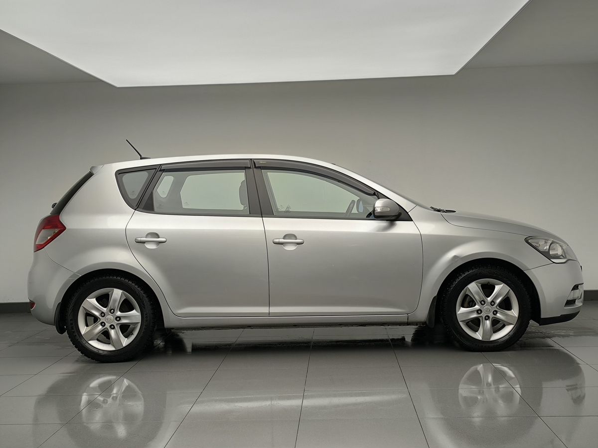 Автомобиль Kia Ceed I [рестайлинг] 1.6 AT (122 л.с.) Luxe Серебристый 2010 с пробегом 147 475 км