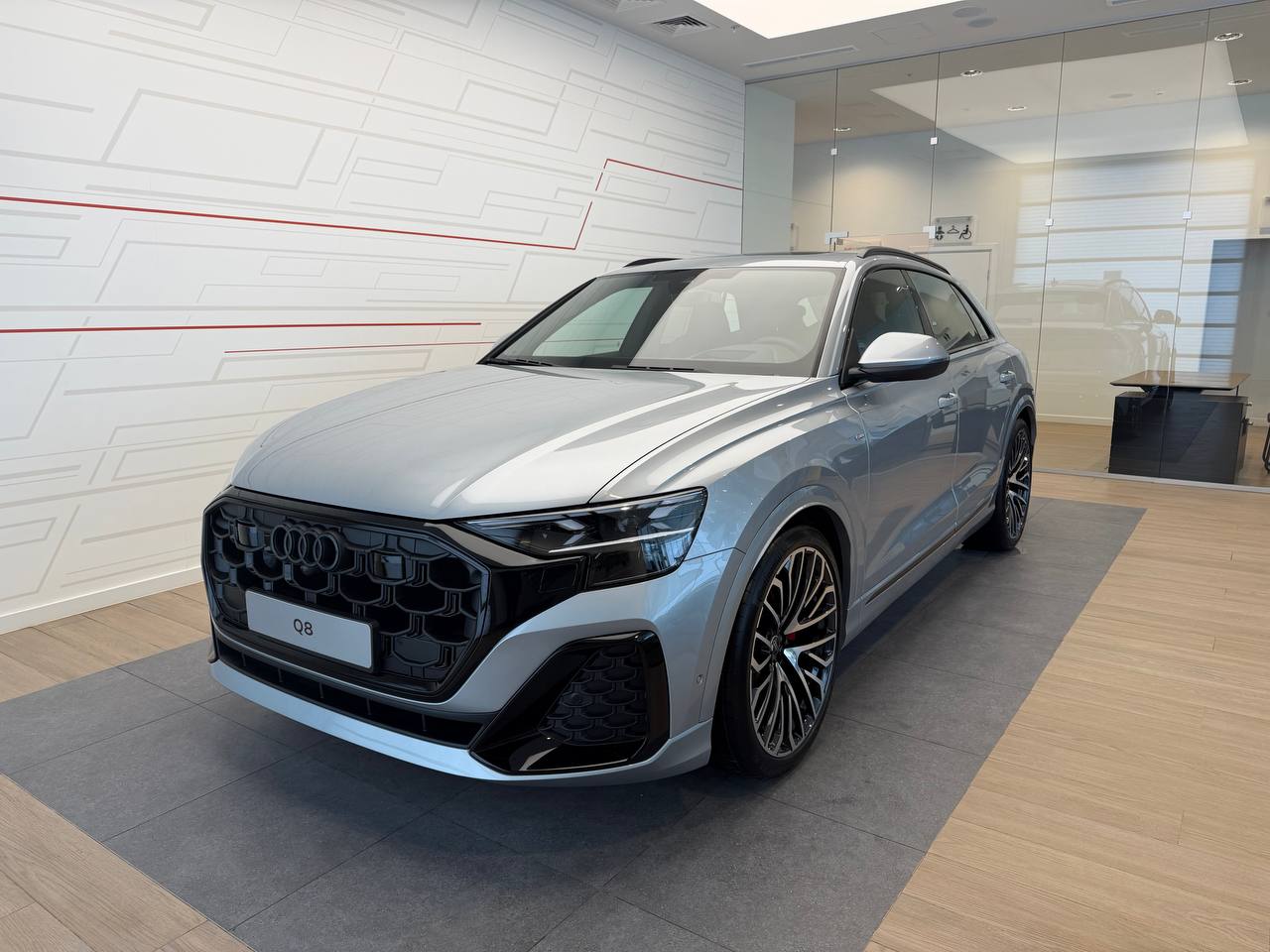 Автомобиль Audi Q8 I (4M) [рестайлинг] 3.0d AT 4WD (249 л.с.) 45 TDI Серебристый 2025 