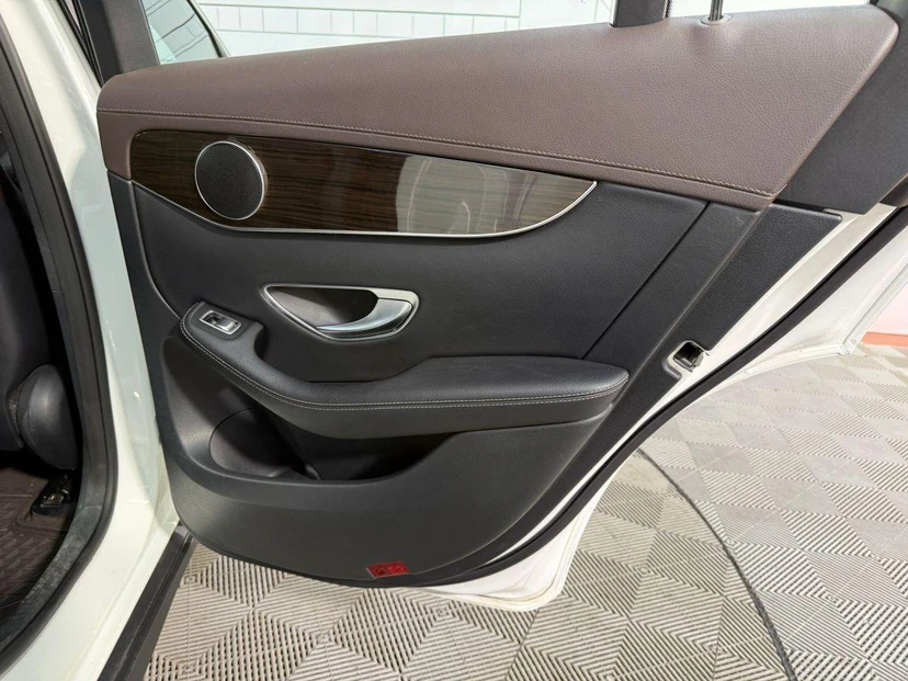 Автомобиль Mercedes-Benz GLC I поколение (X253) 250 2.1d AT 4Matic (204 л.с.) Особая серия Белый 2016 с пробегом 109 000 км