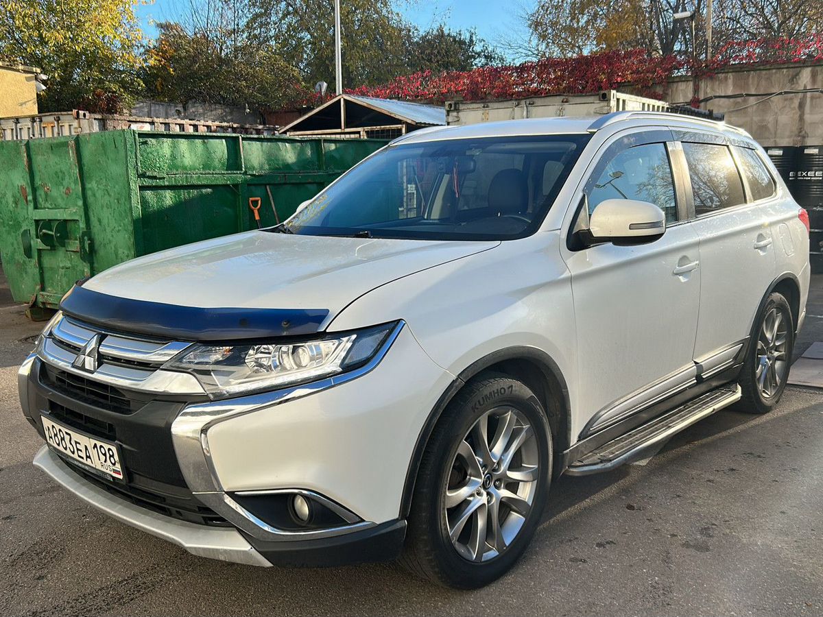 Mitsubishi Outlander III [2-й рестайлинг] 2.0 CVT 4WD (146 л.с.) Instyle 2017 Белый 2017 с пробегом 148 000 км