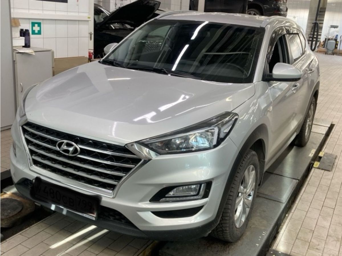 Автомобиль Hyundai Tucson III [рестайлинг] 2.0 AT 4WD (150 л.с.) Family Серебристый 2019 с пробегом 106 550 км