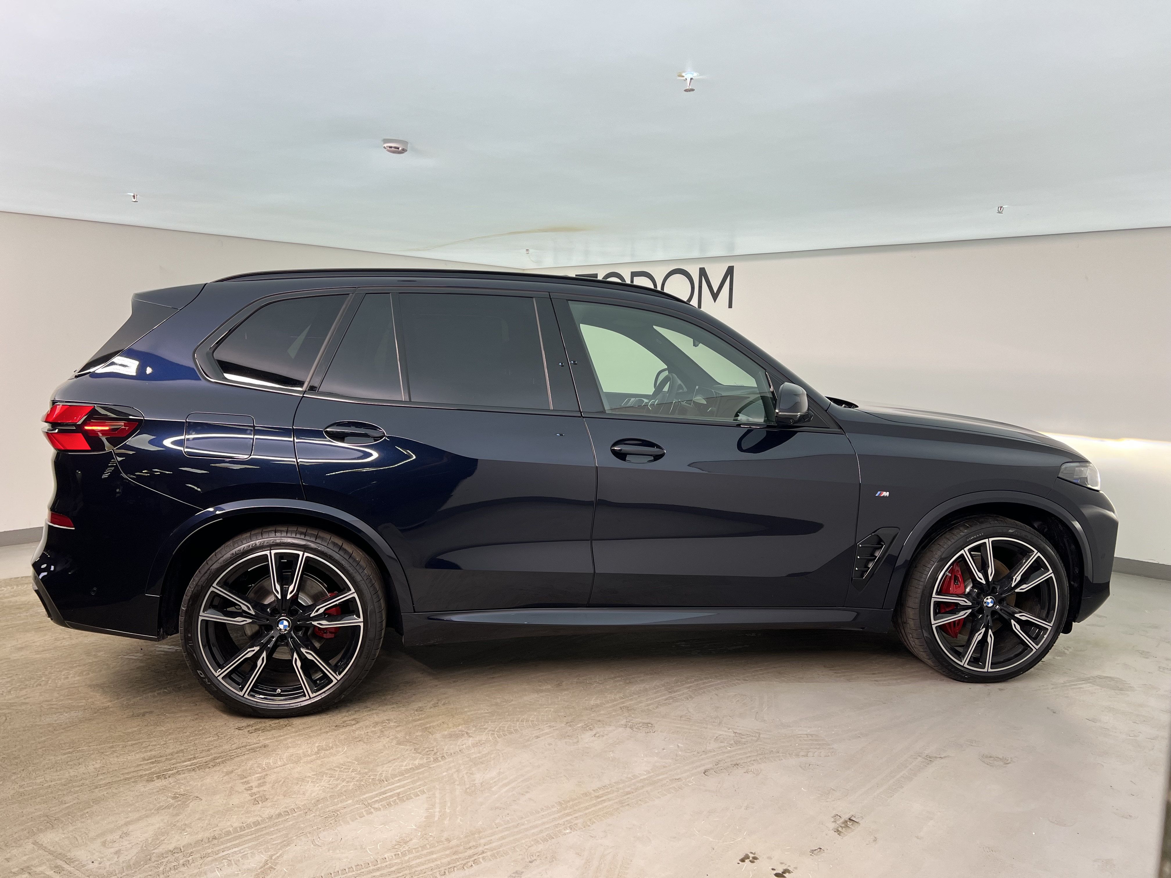 Автомобиль BMW X5 IV (G05) [рестайлинг] 3.0d AT 4WD (352 л.с.) xDrive40d Чёрный 2025 