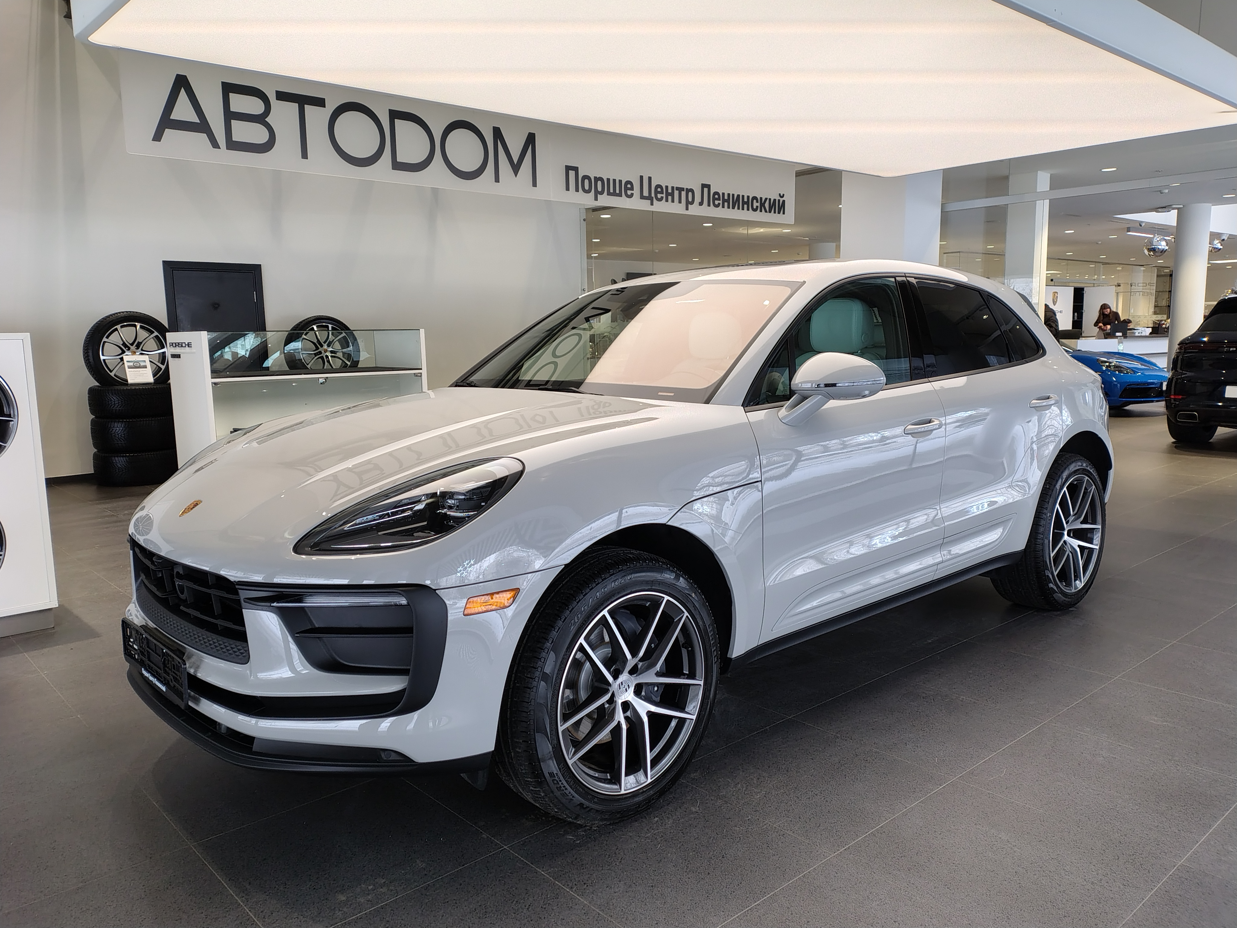 Автомобиль Porsche Macan I [2-й рестайлинг] 2.0 AMT 4WD (265 л.с.) Base Серый 2025 