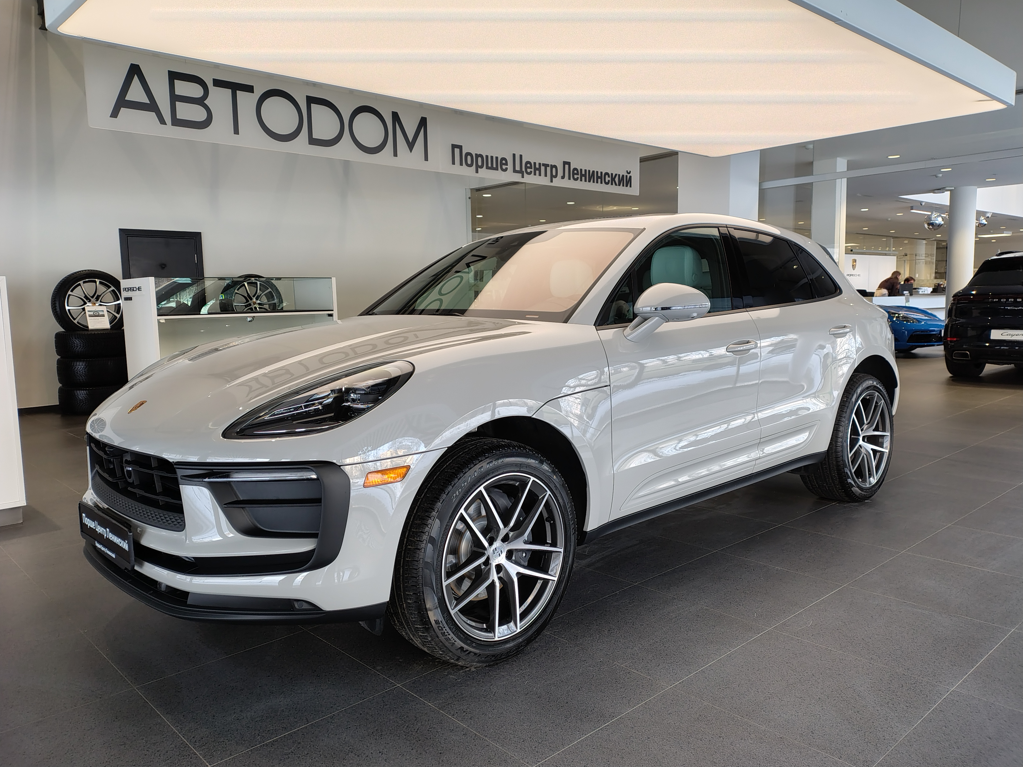 Автомобиль Porsche Macan I [2-й рестайлинг] 2.0 AMT 4WD (265 л.с.) Base Серый 2025 
