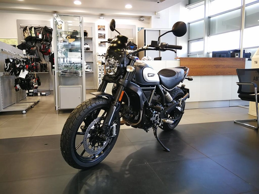 Мотоцикл Ducati Scrambler 800 Icon Dark I поколение Scrambler 800 Icon Dark Base Чёрный 2021 с пробегом 2 001 км