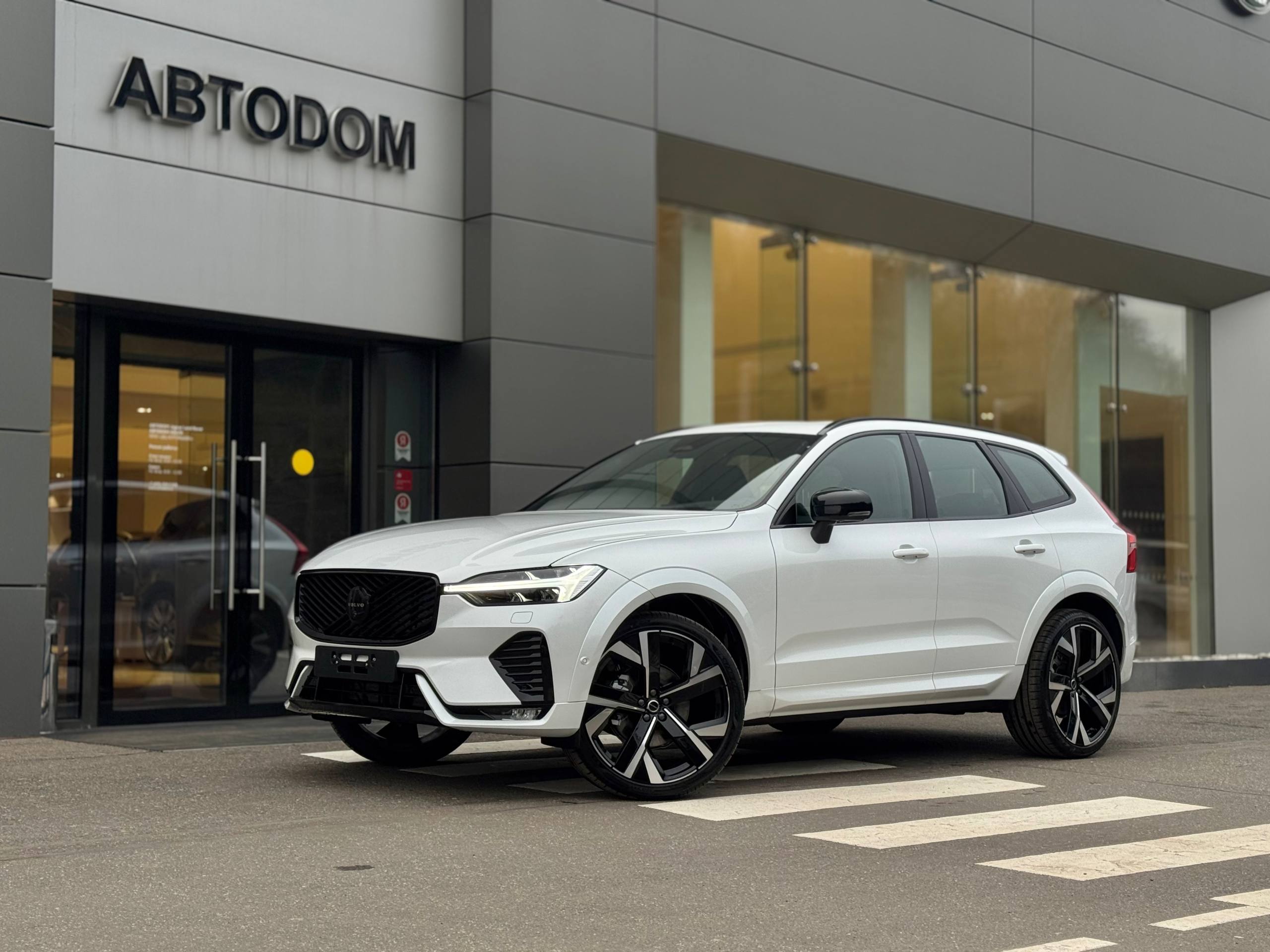 Автомобиль Volvo XC60 II [рестайлинг] 2.0 AT 4WD (249 л.с.) Ultra Dark Белый 2025 