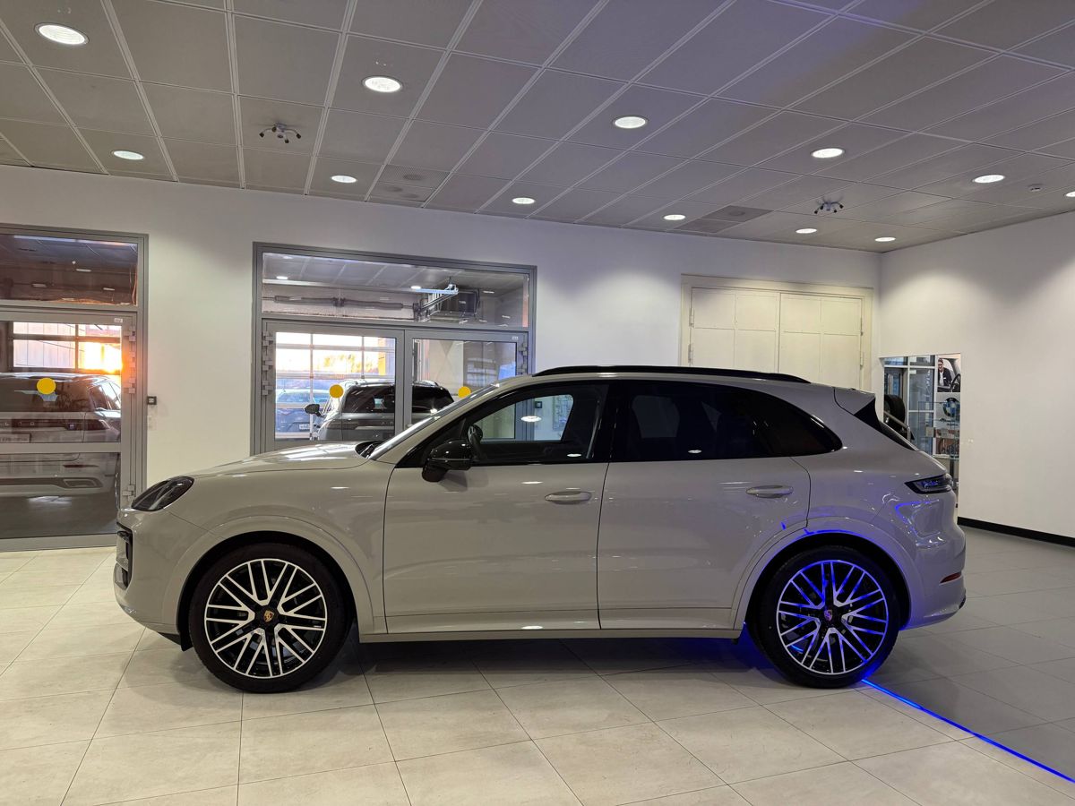 Автомобиль Porsche Cayenne III [рестайлинг] 3.0 AT 4WD (353 л.с.) Base Бежевый 2025 