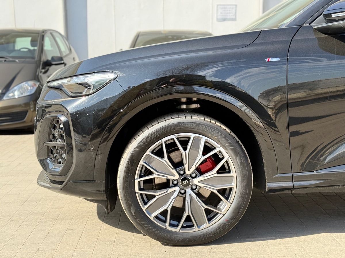 Автомобиль Audi Q5 III поколение 2.0 AMT 4WD (204 л.с.) Luxury Чёрный 2026 с пробегом 10 км