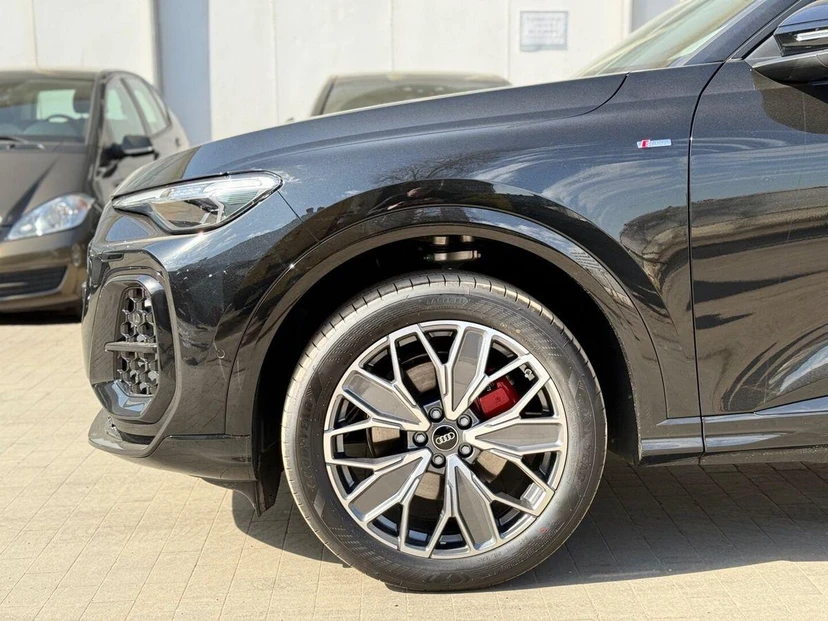 Автомобиль Audi Q5 III поколение 2.0 AMT 4WD (204 л.с.) Luxury Чёрный 2026 с пробегом 10 км