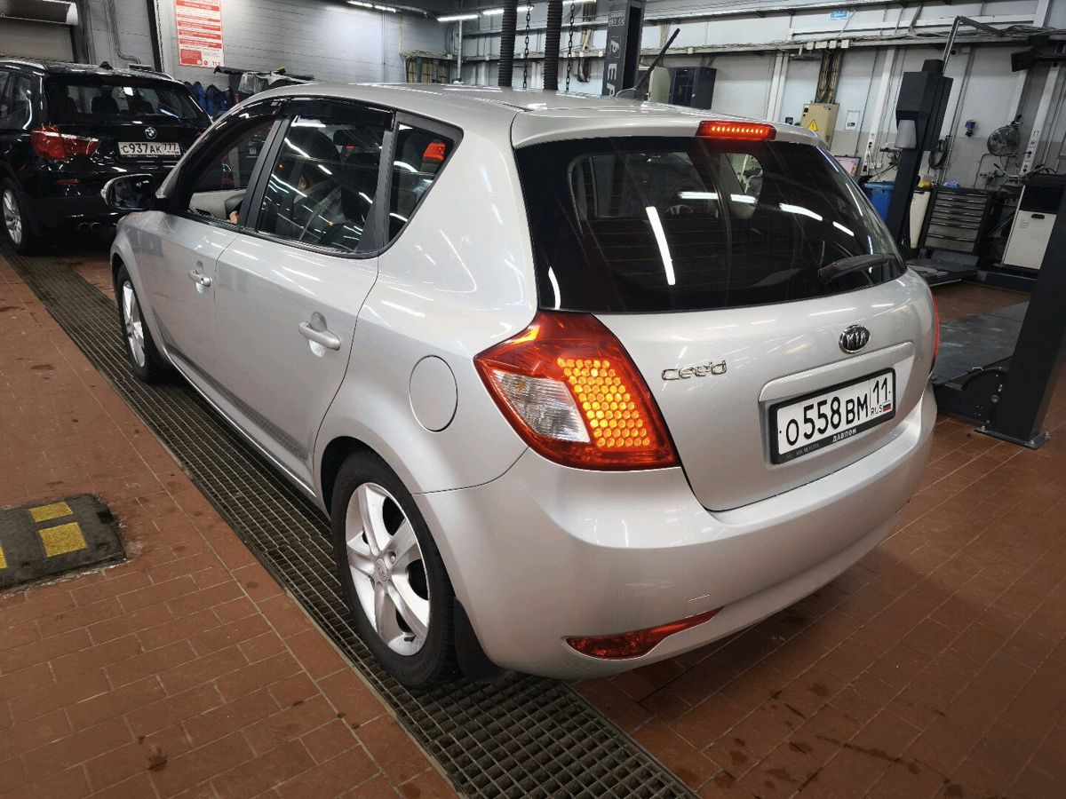 Автомобиль Kia Ceed I [рестайлинг] 1.6 AT (122 л.с.) Luxe Серебристый 2010 с пробегом 147 475 км