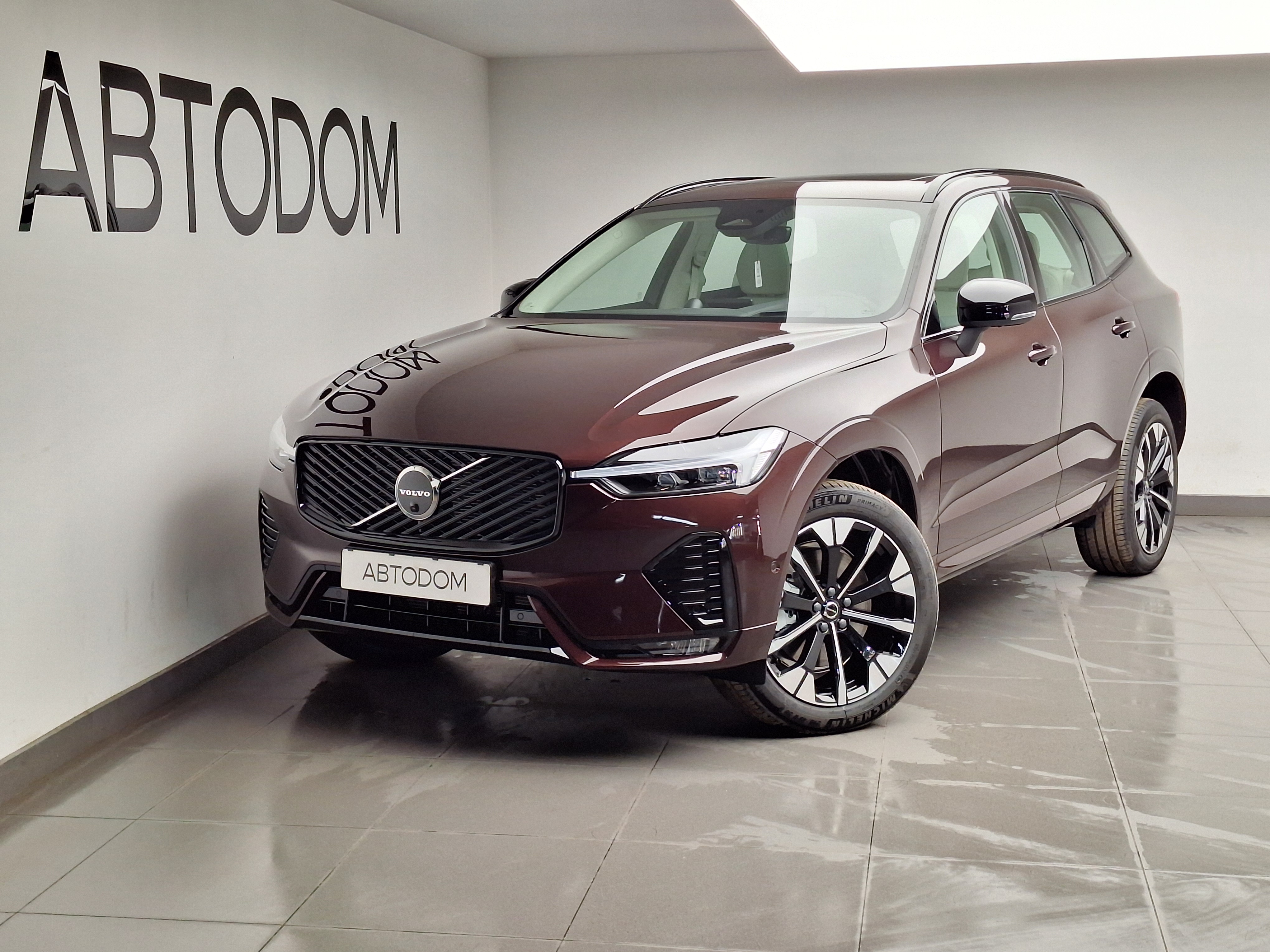 Автомобиль Volvo XC60 II [рестайлинг] 2.0 AT 4WD (250 л.с.) Deluxe Красный 2025 