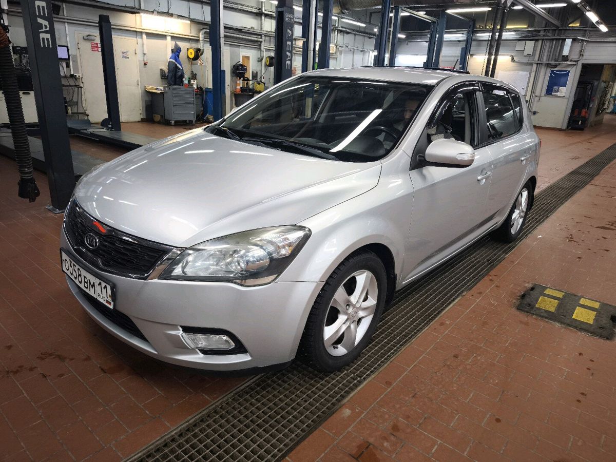 Автомобиль Kia Ceed I [рестайлинг] 1.6 AT (122 л.с.) Luxe Серебристый 2010 с пробегом 147 475 км