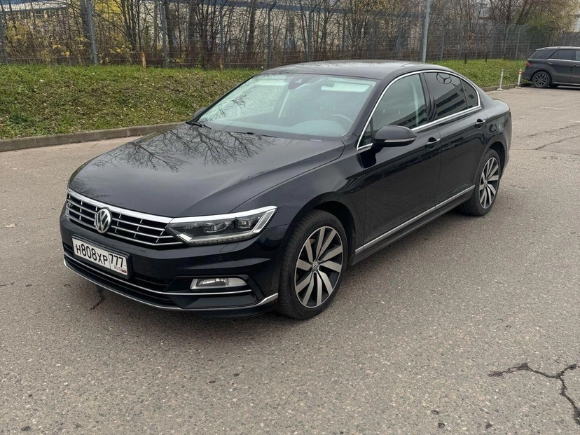Автомобиль Volkswagen Passat VIII поколение (B8) 2.0d AMT (150 л.с.) Highline Синий 2018 с пробегом 115 000 км