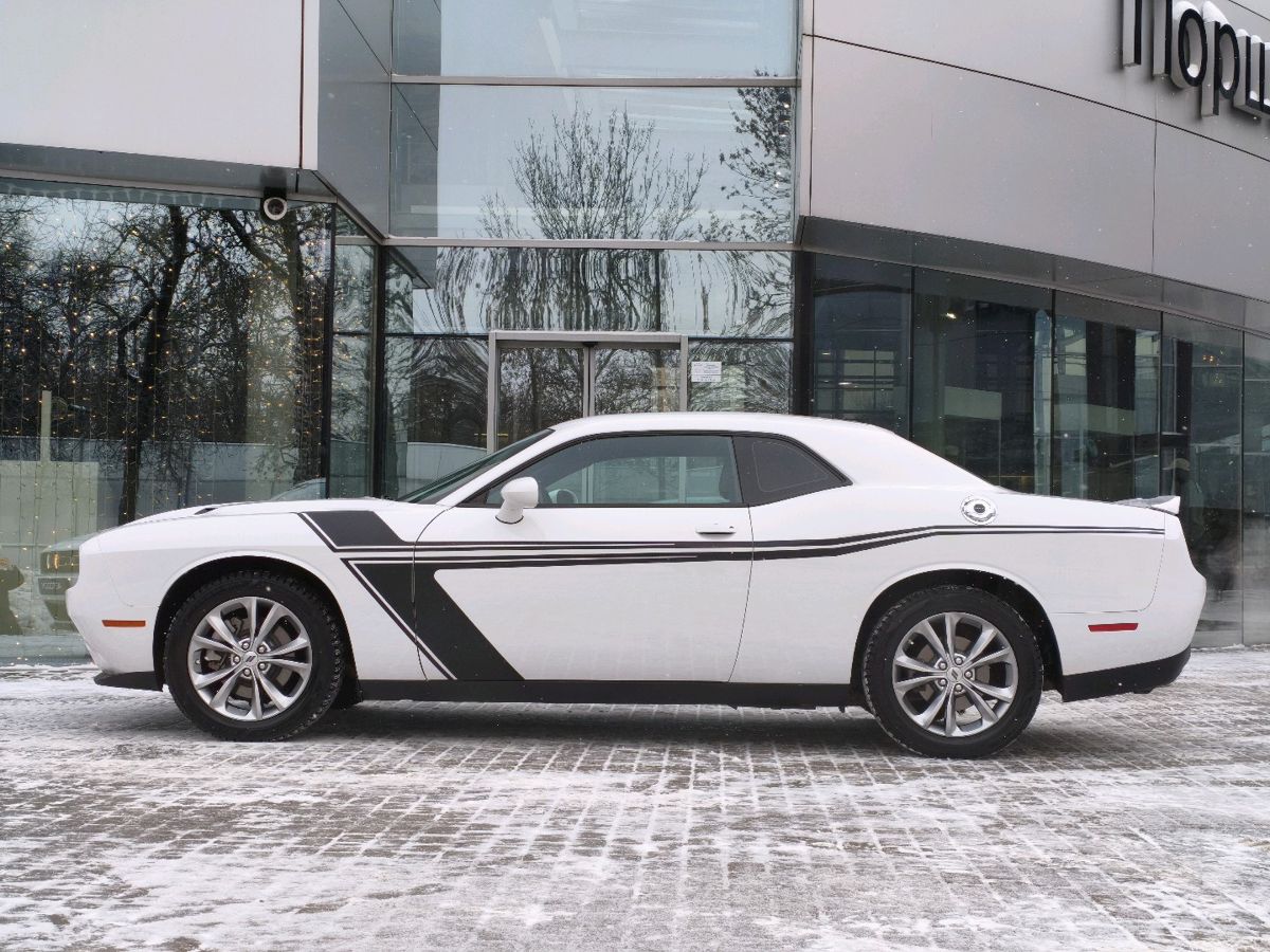 Автомобиль Dodge Challenger III [2-й рестайлинг] 3.6 AT 4WD (309 л.с.) Base Белый 2022 с пробегом 11 643 км