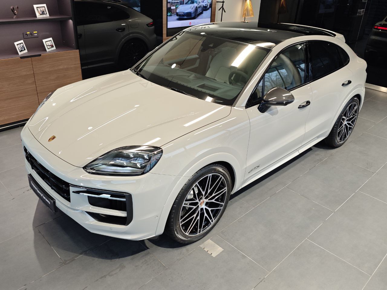 Автомобиль Porsche Cayenne III [рестайлинг] GTS 4.0 AT 4WD (500 л.с.) GTS Coupé Серый 2025 