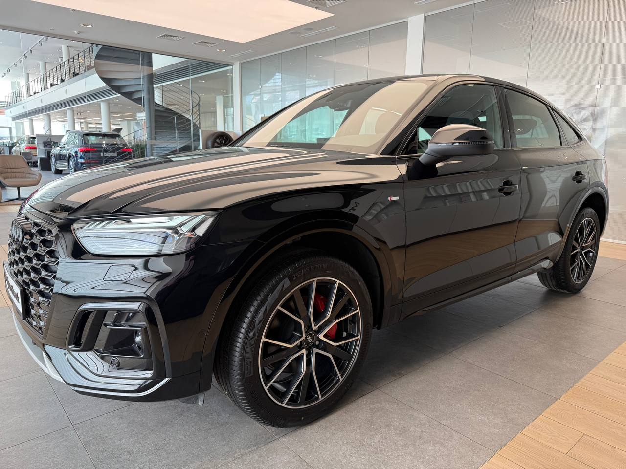 Автомобиль Audi Q5 Sportback I поколение (FY) 2.0 AMT 4WD (245 л.с.) 45 TFSI quattro S tronic Чёрный 2025 